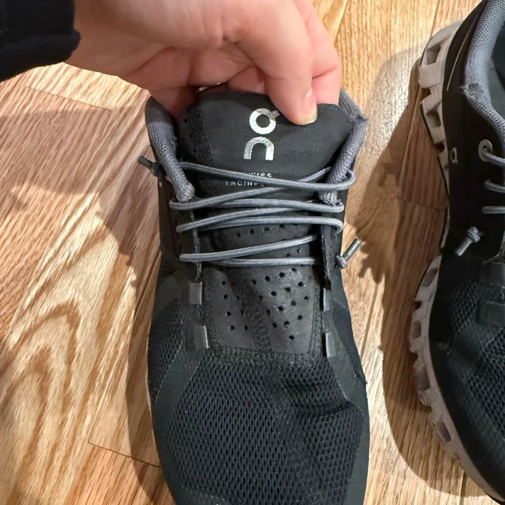 Women’s On Running Black Shoes size 7 - Picture 1 of 8